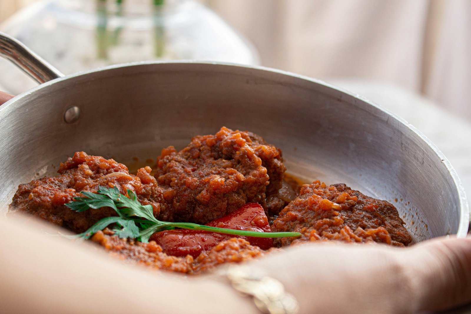 Essen klebt in einer Edelstahlpfanne beim Kochen