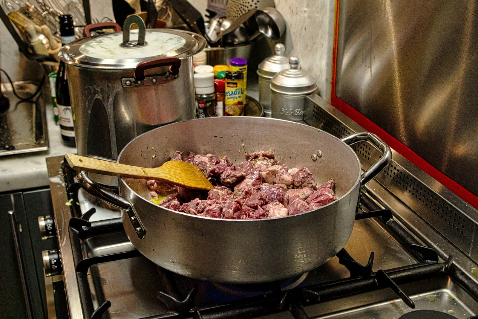 Edelstahlpfanne wird auf dem Herd vorbereitet